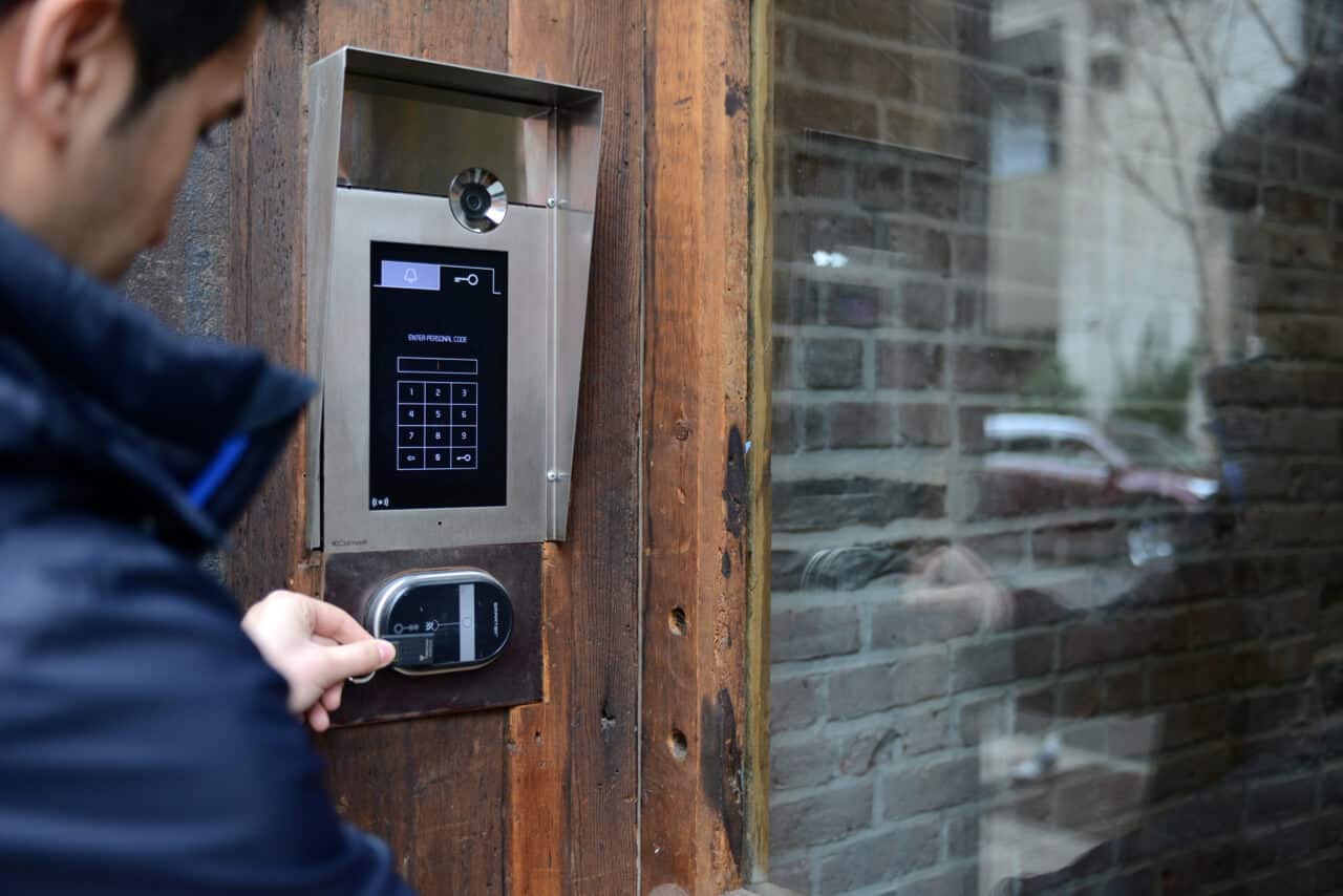 Manutenção de controle de acesso de pessoas para condomínios, empresas e portarias. Infraestrutura Essencial: Redes e comunicação redes, cabos, comunicação, fibra óptica Redes e comunicação